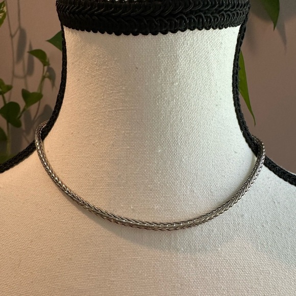 Vintage Woven Silver Necklace With Magnetic Closure. - Picture 2 of 16